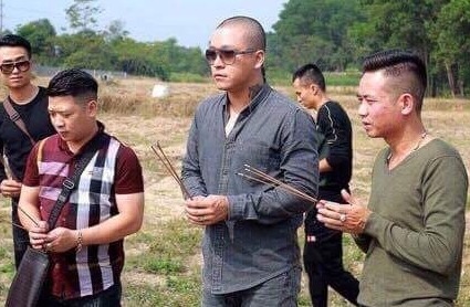 Ca si Tuan Hung cung ban be den tham mo Dat Co hinh anh