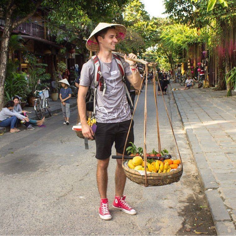 Chang Tay ban hoa qua o Hoi An anh 1