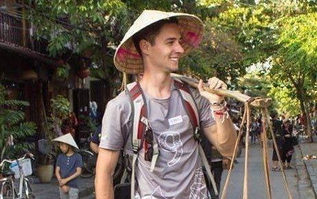 Chang Tay dien trai 'ban hoa qua' o Hoi An hinh anh