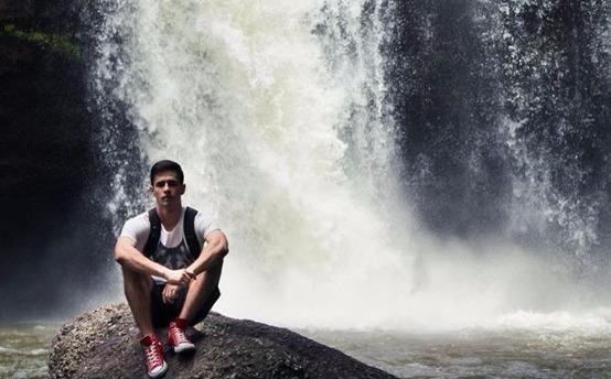 Chang trai Tay duoc dan mang tim kiem hinh anh