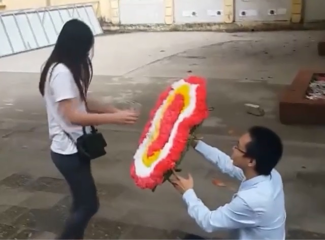 cầu hôn bằng vòng hoa ảnh 1 cau hon bang vong hoa anh 1