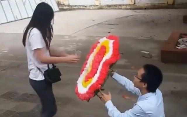 Clip cau hon ban gai bang vong hoa hinh anh