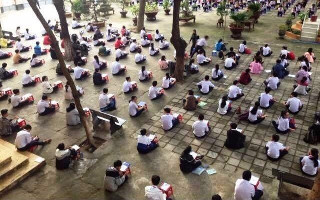 Hang tram hoc sinh Phu Yen ngoi thi giua san truong hinh anh