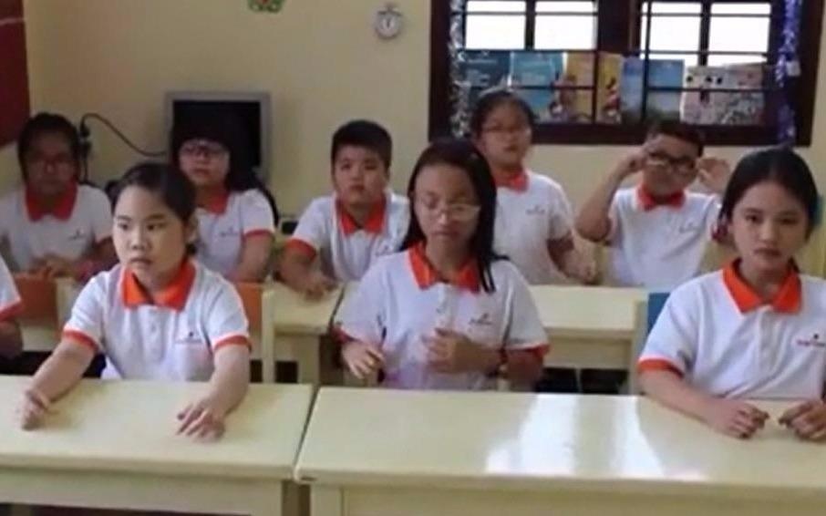 Hoc sinh tieu hoc tinh nham nhanh nhu may hinh anh