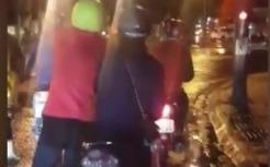 De ban gai ngoi tren xe, chang trai dat bo quang duong dai hinh anh