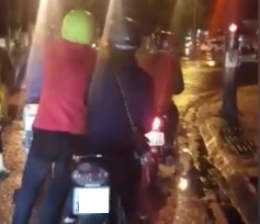 chàng trai để bạn gái trên xe dắt bộ ảnh 1 chang trai de ban gai tren xe dat bo anh 1