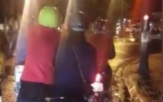 Co gai ngoi tren xe de ban trai dat bo hinh anh