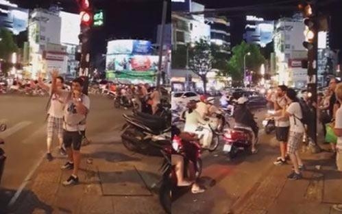 Clip hai anh chang nuoc ngoai dieu tiet giao thong hinh anh