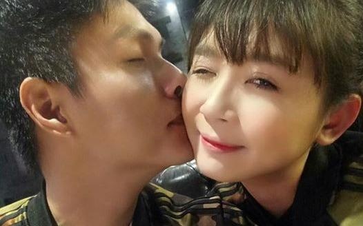 Chang trai gay cuoi khi vua doa nat vua do ban gai an hinh anh