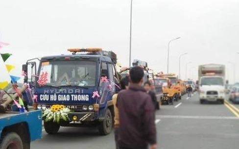 Clip ruoc dau bang 20 chiec xe cuu ho giao thong hinh anh