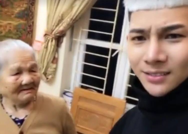 Ba noi 88 tuoi mang chau trai vi dam nhuom toc trang an Tet hinh anh