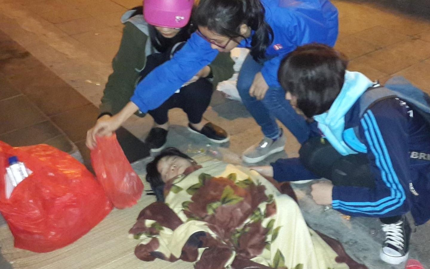 Nhom ban tre tang banh chung cho nguoi vo gia cu hinh anh