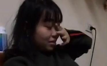 Clip vo khoc doi chong dua di mua quan ao moi hinh anh