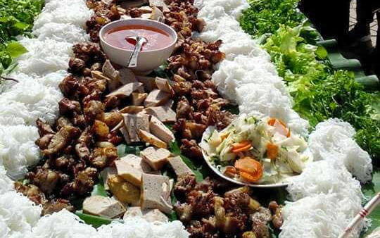 Hoc sinh lam bun cha cho hon 100 nguoi va bai hoc ve am thuc hinh anh