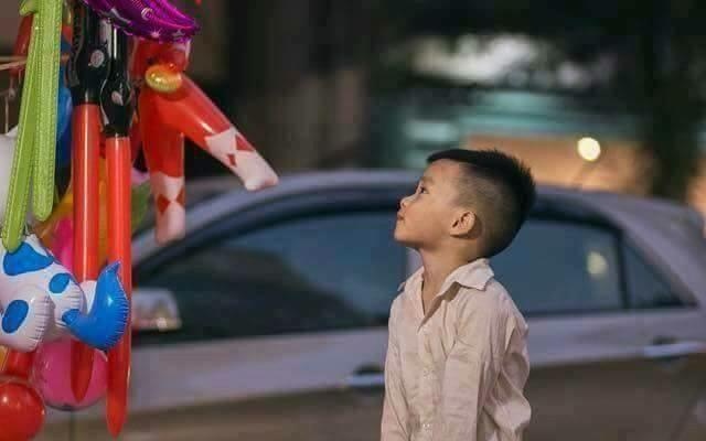 Uoc mo gian di cua cau be danh giay trong dem dong hinh anh