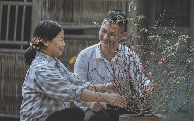 Bo anh 'Me oi! Tet nay con se ve' cua chang trai ngheo hinh anh