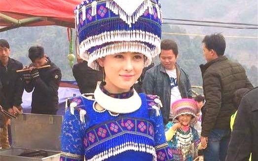 Co gai Mong duoc nhieu nguoi chup anh o cho vung cao hinh anh