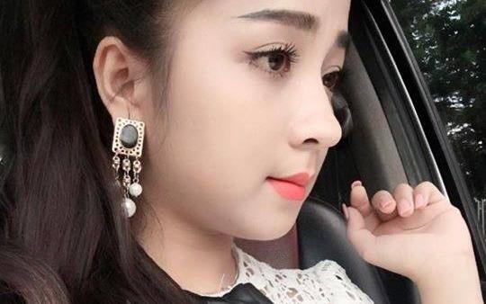 Co gai hat vi dam de tu choi loi moi uong ruou chuc Tet hinh anh