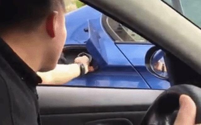 Clip anh chang dong nap binh xang cho tai xe hinh anh