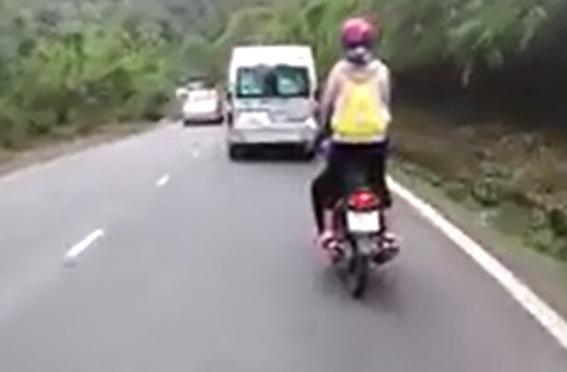 cô gái đứng trên yên xe ảnh 1 co gai dung tren yen xe anh 1