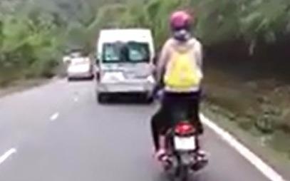 Clip co gai dung tren xe may khi do deo Bao Loc hinh anh