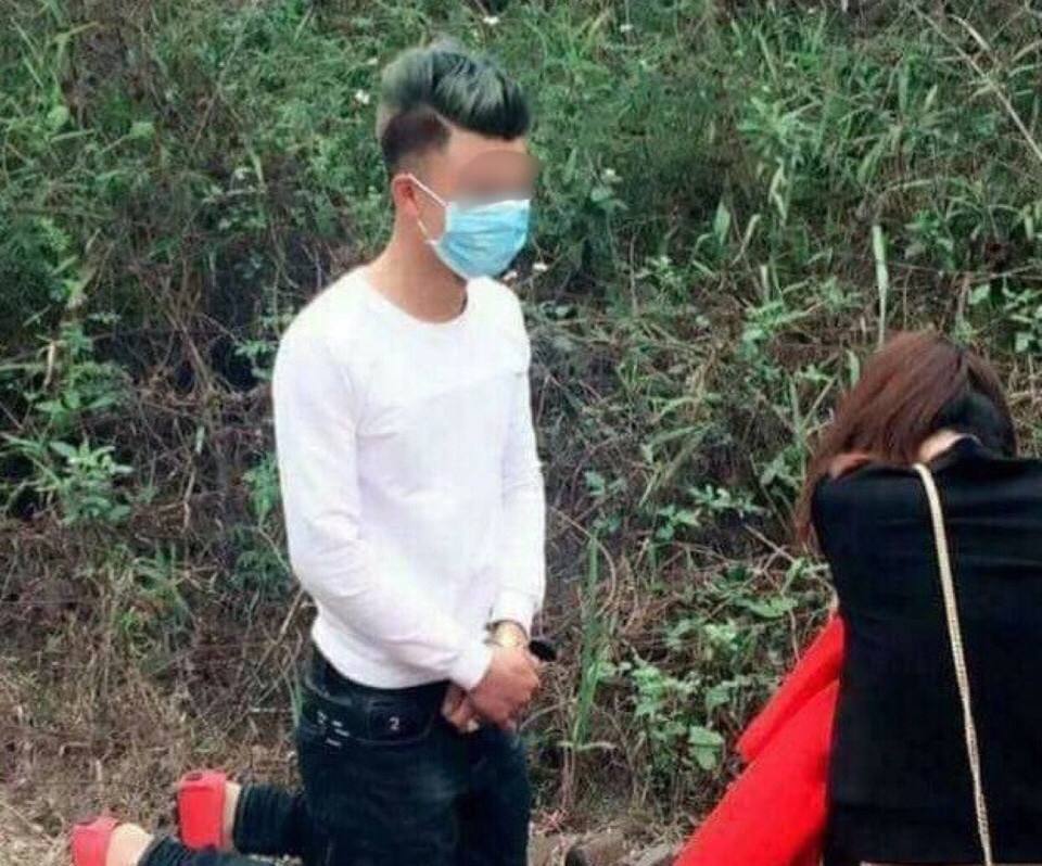 chàng trai quỳ gối xin lỗi người yêu ảnh 1 chang trai quy goi xin loi nguoi yeu anh 1