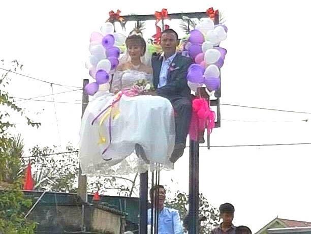 Co dau, chu re Nghe An mao hiem ngoi tren xe nang hinh anh