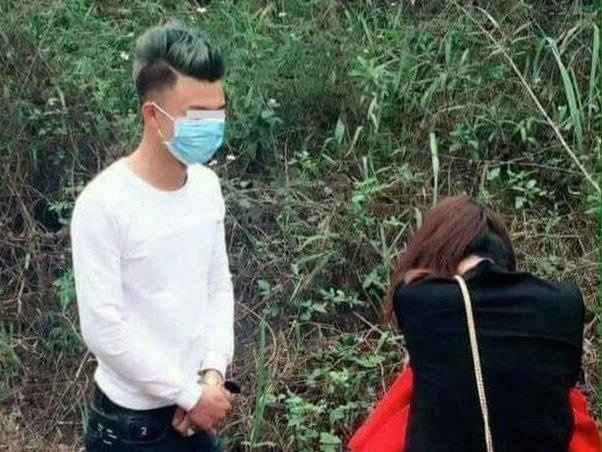 Chang trai quy goi xin loi ban gai tren duong di le chua hinh anh