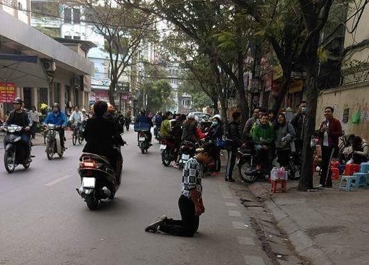 chàng trai quỳ gối xin lỗi người yêu ảnh 2 chang trai quy goi xin loi nguoi yeu anh 2