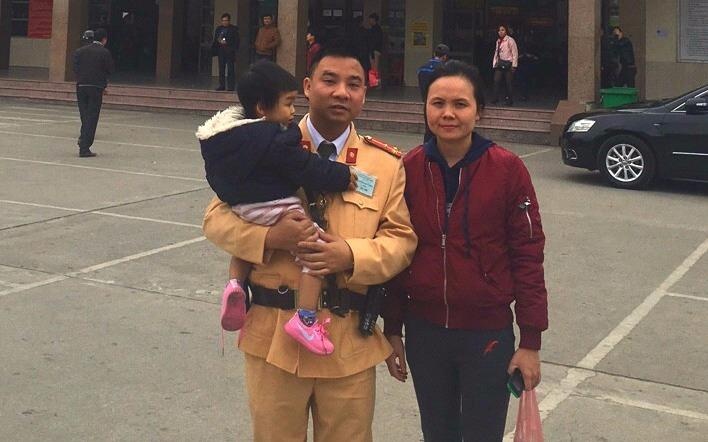 CSGT Ha Noi giup do me con mat het do dac ve nha hinh anh
