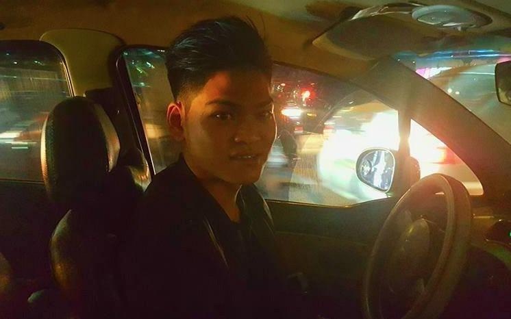 Tai xe taxi den tan nha tra dien thoai cho khach hinh anh