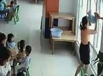 Nu hieu truong doc nguoc dau tre, doa nem qua cua so hinh anh