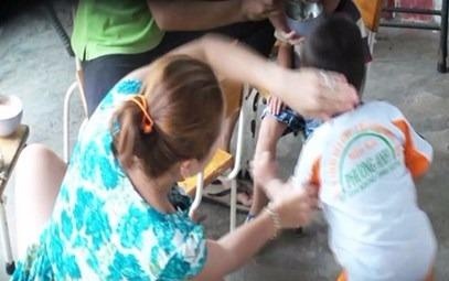 Chan chinh quan ly truong mam non de tranh bao hanh hinh anh