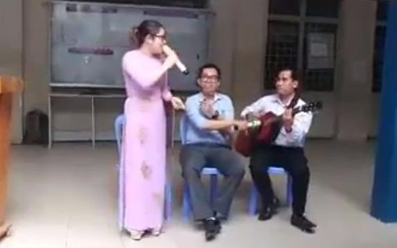 Co giao hat 'Lac Troi' duoc yeu thich hinh anh