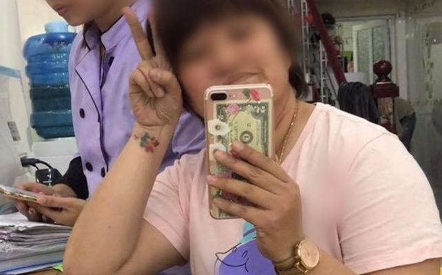 Clip phu huynh to giao vien doi nuoc len dau tre hinh anh