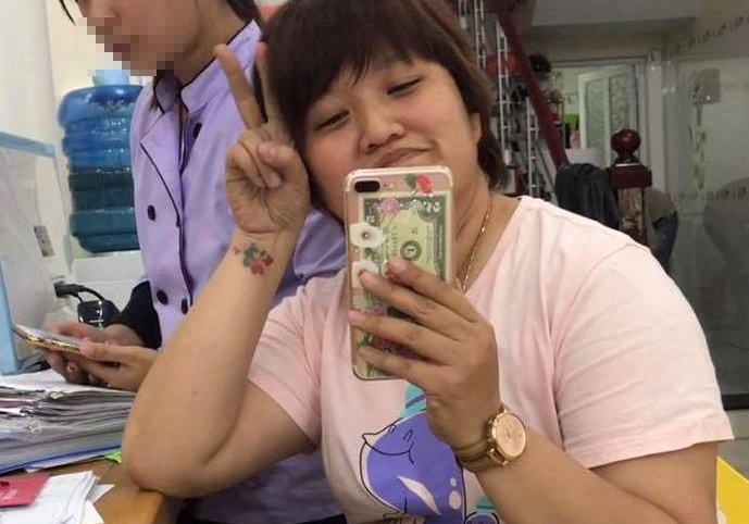 Phu huynh to giao vien doi xo nuoc lanh vao dau tre hinh anh