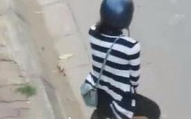 Co gai xuong xe, quy goi xin loi giua duong Ha Noi hinh anh