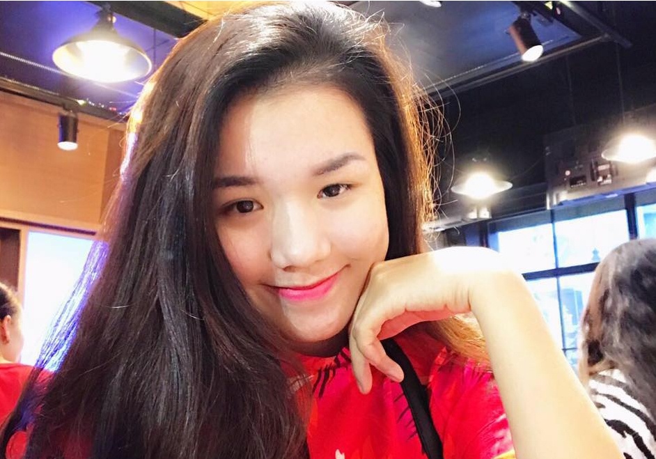 Nu nhan vien hat tai cua hang dien thoai duoc yeu men hinh anh