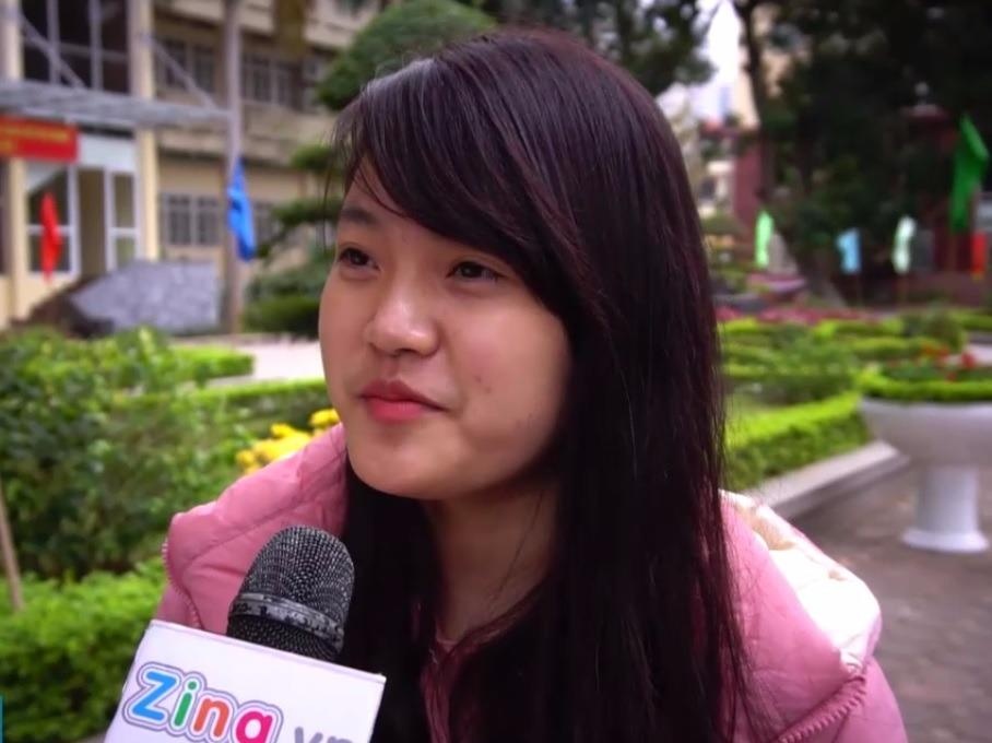 Cach doi pho cua con gai Viet va Tay khi bi sam so giua pho hinh anh