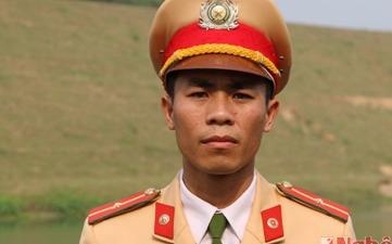 Thieu uy CSGT nhay xuong song cuu nguoi hinh anh