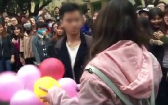 chang trai nem qua khi duoc to tinh anh 1