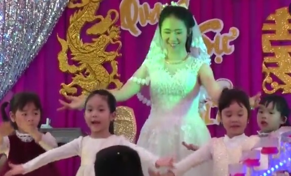 cô giáo mầm non múa trong đám cưới ảnh 1 co giao mam non mua trong dam cuoi anh 1