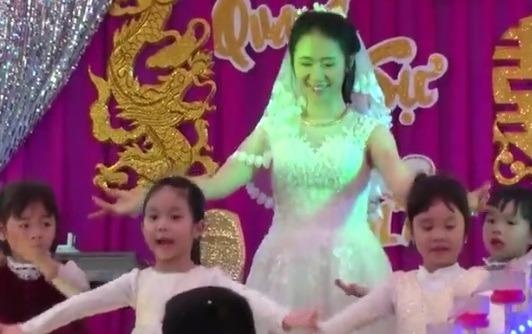 Co giao mam non mua cung hoc tro trong dam cuoi hinh anh