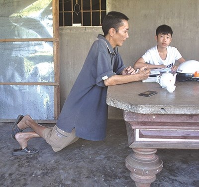 thầy dạy học miễn phí cho trẻ em nghèo ảnh 1 thay day hoc mien phi cho tre em ngheo anh 1