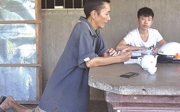 Nguoi thay tat nguyen hon 30 nam gieo chu cho tre em ngheo hinh anh