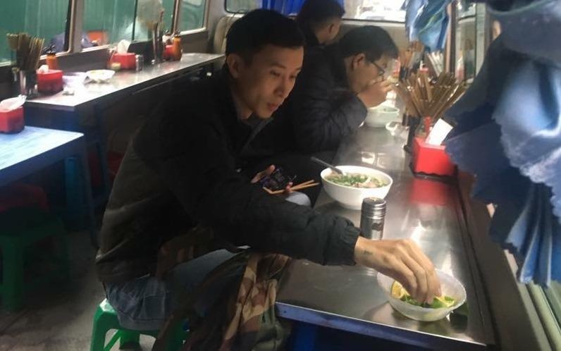 Di doi quan bun cha tren xe khach 29 cho o Ha Noi hinh anh