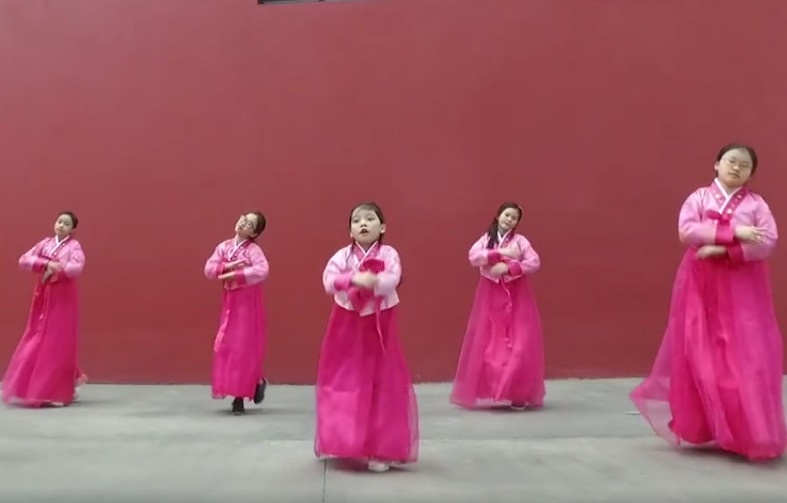 Hoc sinh mac hanbok nhay tren nen ca khuc 'Noi nay co anh' hinh anh
