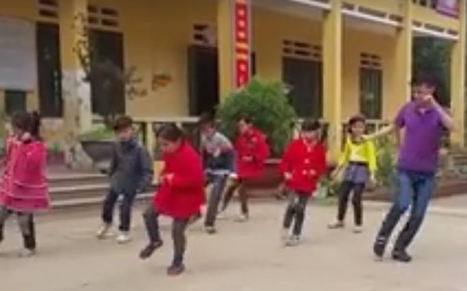 Clip thay giao day hoc tro nhay hinh anh