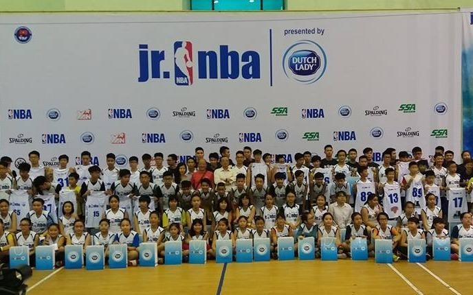 Co hoi cho hoc sinh Viet Nam choi bong ro cung VDV noi tieng hinh anh