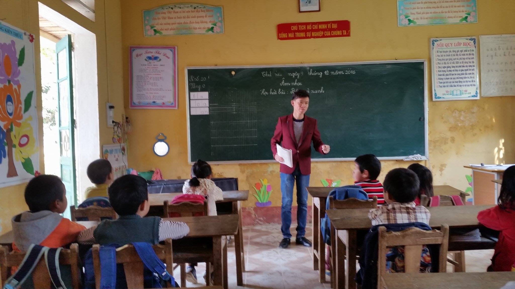 thay giao day nhay cho tre vung cao anh 1